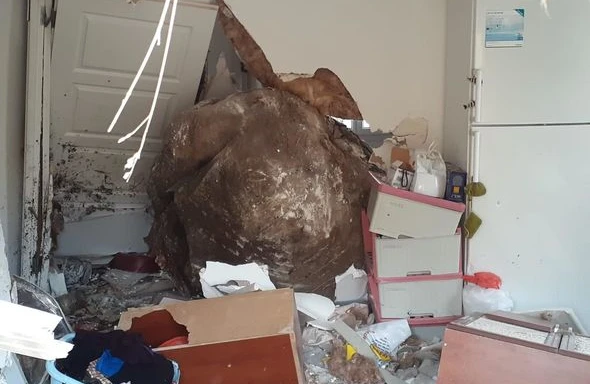 Evin üstünə qaya düşdü - FOTO