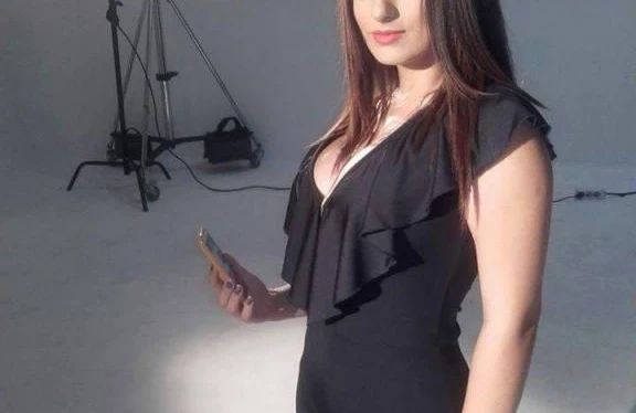 Cazibədar müğənni də deputat olmaq istəyir: Milli Məclisin önündən FOTO