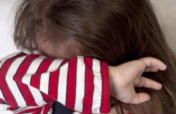 Azərbaycanda şok! Uşağı ayağının altına qoyub tapdaladı (18+VİDEO)