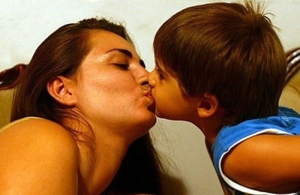 Uşağını dodağından öpən valideynlərin NƏZƏRİNƏ! - Gələcək həyatda... - FOTO