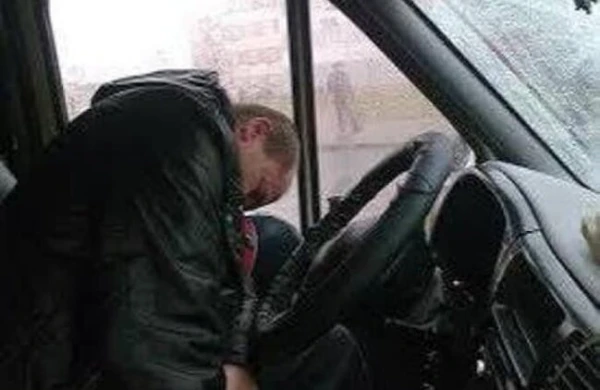 Sürücünün sükan arxasında ürəyi tutdu, qəza baş verdi - Lökbatanda