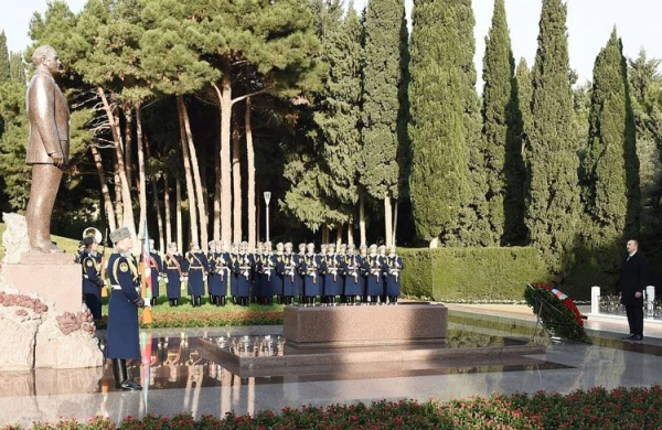 Prezident İlham Əliyev Heydər Əliyevin məzarını ziyarət edib