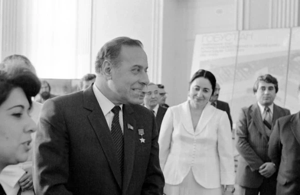 Heydər Əliyev Qorbaçovun və KQB-nin dərsini necə verdi? - İNANILMAZ FAKTLAR (FOTO)