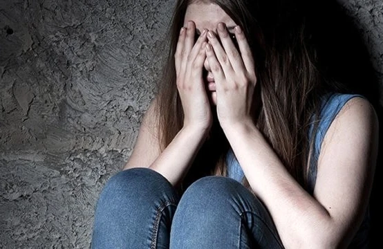 12 yaşlı qızın dəhşətli hekayəsi: “Atam məni dostu ilə yataq otağına saldı...”