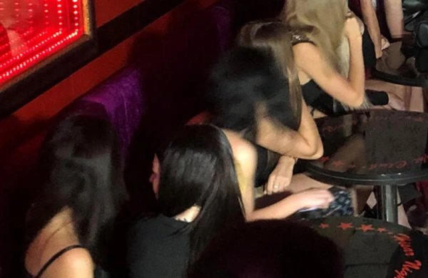 Qızları fahişəliyə cəlb edən dəstə yaxalandı - Əllərini qaynar suda yandırırlarmış... / FOTOLAR