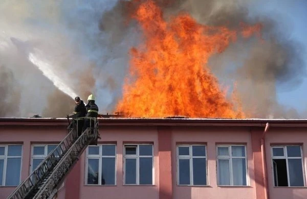 Azərbaycanda orta məktəbdə yanğın - şagirdlər təxliyə olundu - FOTOLAR