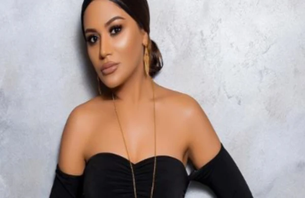 Kamera qarşısında sinəsi açılan Türkan biabır oldu, saçı ilə sinəsini bağladı +VİDEO