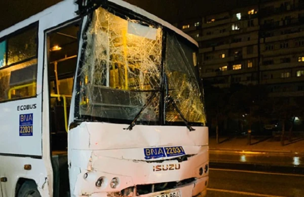SON DƏQİQƏ:  Bakıda avtobus  qəzaya  düşüb,yaralılar  var