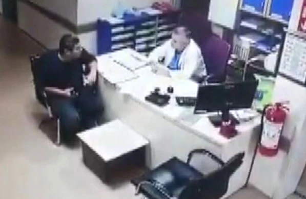 ŞOK  GÖRÜNTÜ: Həkimin  başına   adam düşdü  - VİDEO