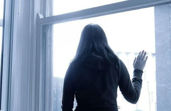 Yeniyetmə qızın telefonunu əlindən aldılar, özünü pəncərədən atdı - FOTO