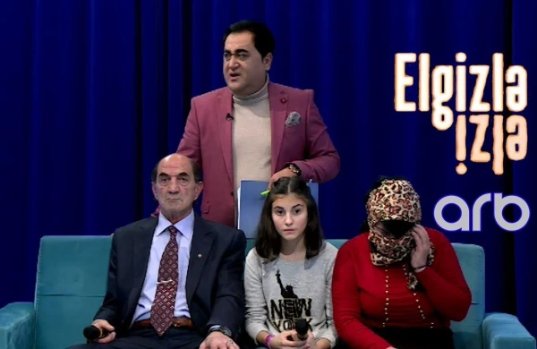 Elgizin verilişində maraqlı anlar: Kişi üçün  efirə gələn qadın dəsmalla üzünü bağladı (VİDEO)
