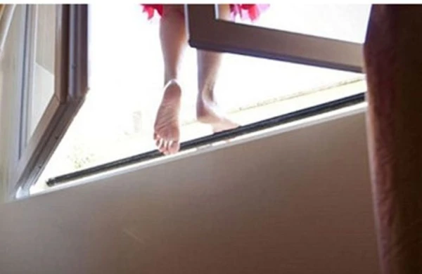 Bakıda dəhşət: Qızı ölən ana özünü binadan atdı