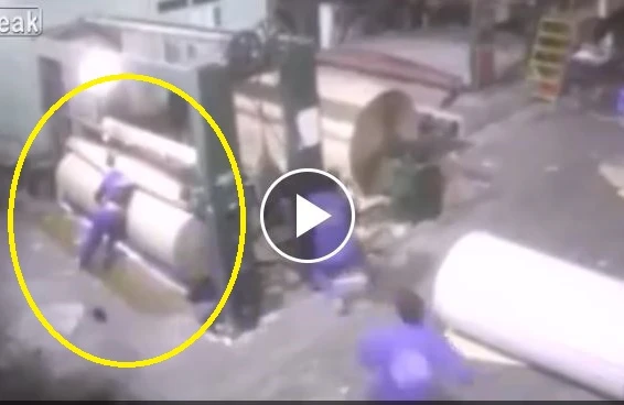 İşçinin başı aparatın altında belə qaldı - Dəhşətli görüntü