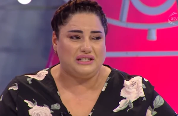 Azərbaycanlı aparıcı efirdə hönkür-hönkür ağladı: Səbəbi sizi də kövrəldəcək