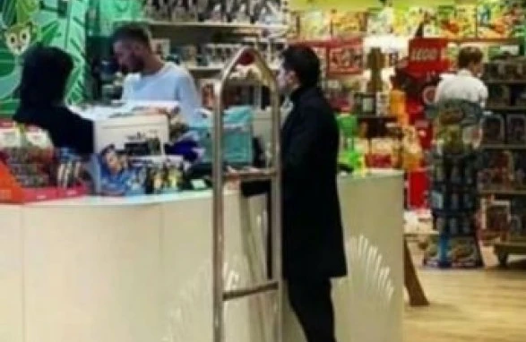 Зеленский без охраны появился в магазине игрушек в Баку