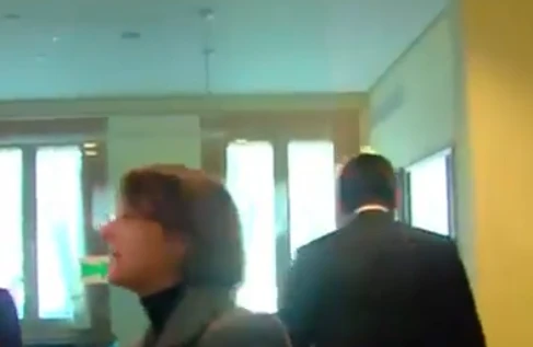 Baş nazir iclasdan çıxmaq istəyərkən başı şüşəyə dəydi - Şok kadrlar