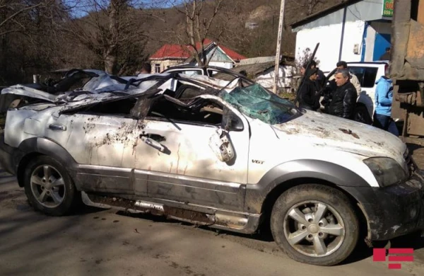 Lerikdə avtomobil körpüdən çaya aşıb, ölən var