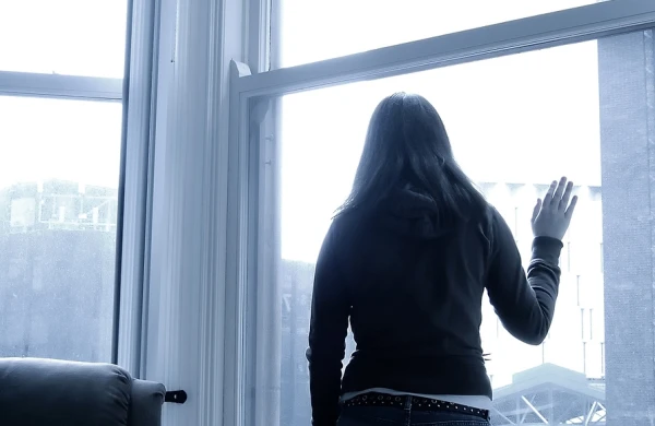 Bakıda dəhşətli gecə: Kişi qıza elə hərəkət etdi  ki, özünü pəncərədən atdı