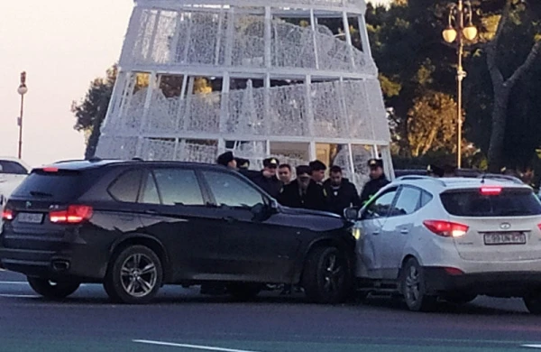 Bakının mərkəzində zəncirvari qəza - Polislər görün nə etdi - FOTO