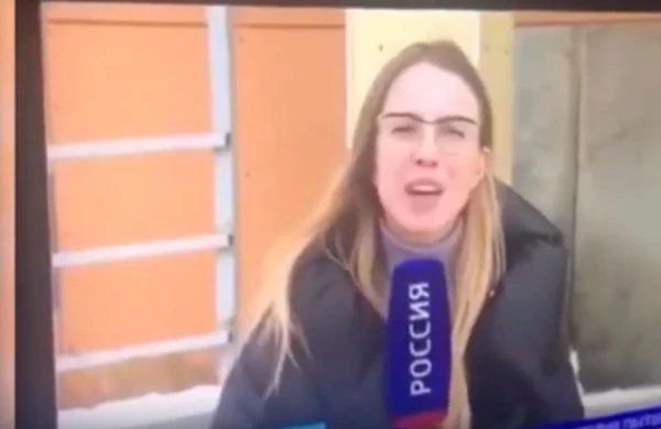 Efirdə biabırçılıq: Aparıcı qız görün nə etdi +VİDEO