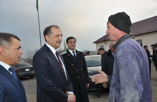 Bu icra başçısı ailəsi ilə birlikdə yataqxanada yaşayır - FOTO