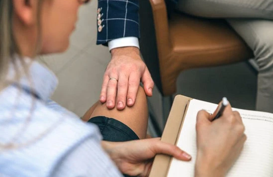 Azərbaycanda biabırçılıq: Məmur xanımı katibəsinə dəyişdi +VİDEO