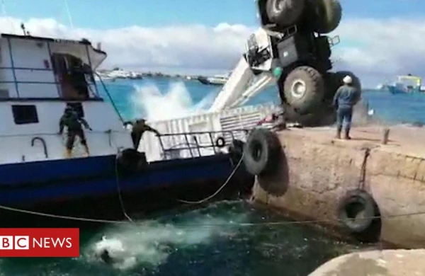 Dənizdə dəhşətli hadisə: Gəmiyə yük dolduran kran dənizə düşdü