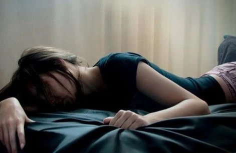 Klubda tanış olduğu qıza 20 bıçaq vurdu - Bakıda oteldə dəhşətli qətl (VİDEO)