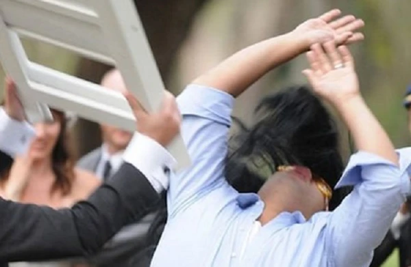 Azərbaycanda küçədə qızlara sataşan oğlanı görün nə günə qoydular - VİDEO