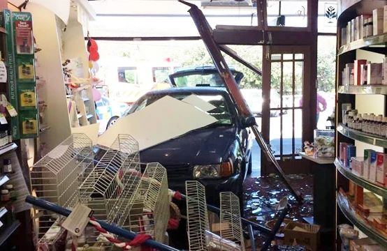 Dəhşətli qəza: Maşın mağazaya girdi,qadınlar altında qaldı