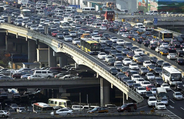 Tıxacda qalan hər sürücü dövlətə ildə min dollar ziyan vurur