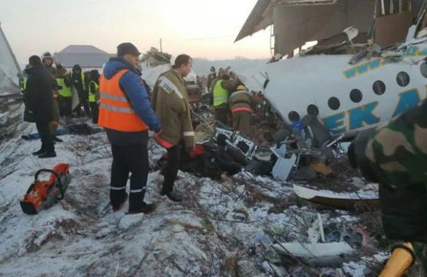 Təyyarə binaya çırpıldı: Ölənlər arasında Generallar Şurasının sədri də var