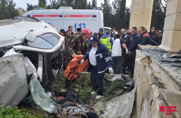 Azərbaycanda dəhşətli qəza: Maşın beton lövhəyə çırpıldı, yasa gedənlər öldü - FOTO