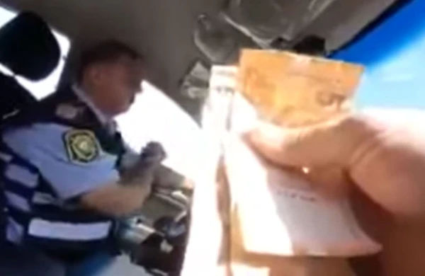 Azərbaycanda polis sürücüdən belə rüşvət aldı: “Maşını 10 manatdır” - VİDEO