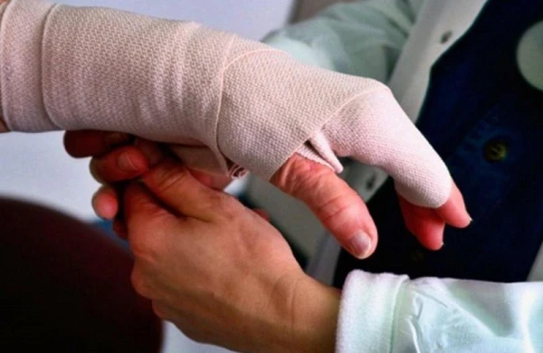 Qolu sınmış kişiyə “27 həftəlik hamilə” diaqnozu qoydular