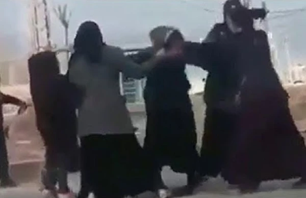 Dilənçi qadınlar yer üstündə qırğına çıxdı (VİDEO)