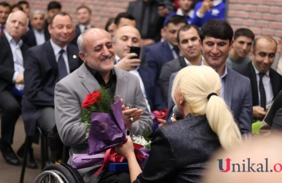 Aygün Kazımova Qarabağ qazisinin önündə diz çökdü - VİDEO