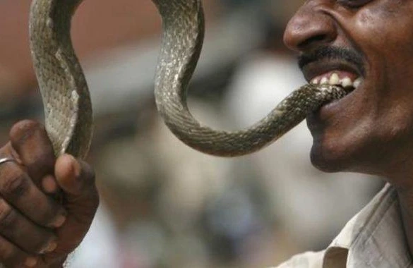 İlan kişini dilindən vurdu - Şok video