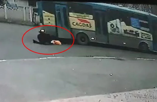 Qadın hərəkətdə olan avtobusdan yıxılıb öldü - VİDEO