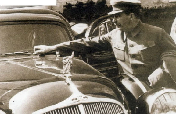 Moskvada Stalinin limuzinini oğurlayıb, sahibinə ismarıc yolladılar