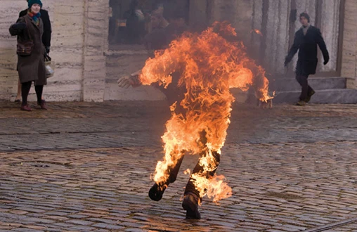 Azərbaycanda DƏHŞƏT: polis üstünə benzin töküb özünü yandırdı