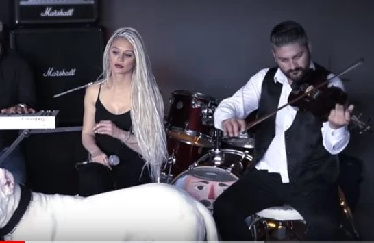 Səhnədə maraqlı anlar: İt səhnəyə çıxıb müğənnini öpdü +VİDEO