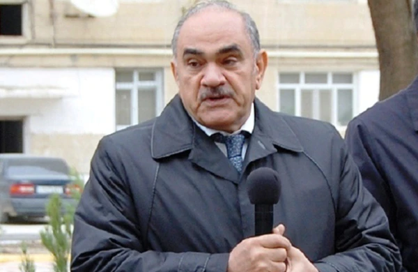 "İcra başçısı sakinlərin vəsiqələrini yığır"