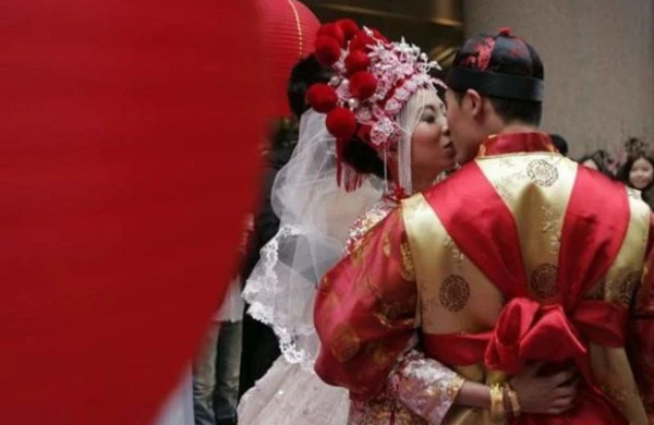 Bəy toyda gəlinin xəyanətini əks etdirən kadrları göstərdi – VİDEO