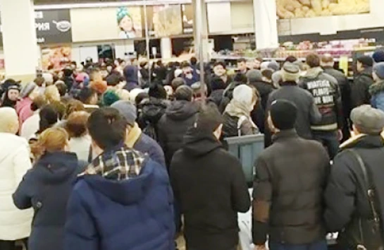 Azərbaycanlı iş adamının maaş gözləyən işçiləri şirkətə hücum ediblər