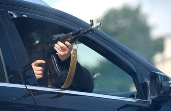 Dəhşətli görüntü yayıldı: Polis qadını maşında güllələdi +VİDEO