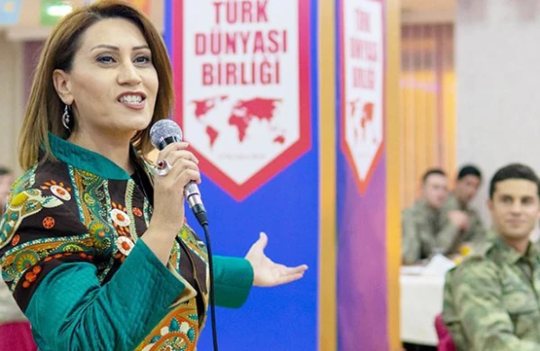 Canlı yayımda şok anlar: Azərbaycanlı müğənni Türk aparıcını siyasi səhvinə görə susdurdu