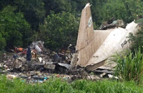 Məmurlar, hakimlər və uşaqların olduğu təyyarə yerı çırpıldı, çoxlu sayda ölən var
