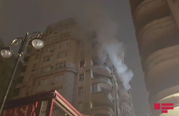 Bakıda hündürmərtəbəli bina yanır + Video