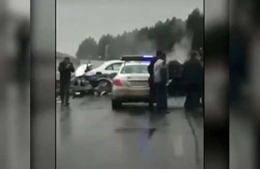 Hacıqabulda polis maşını dəmir maneəyə çırpıldı — VİDEO